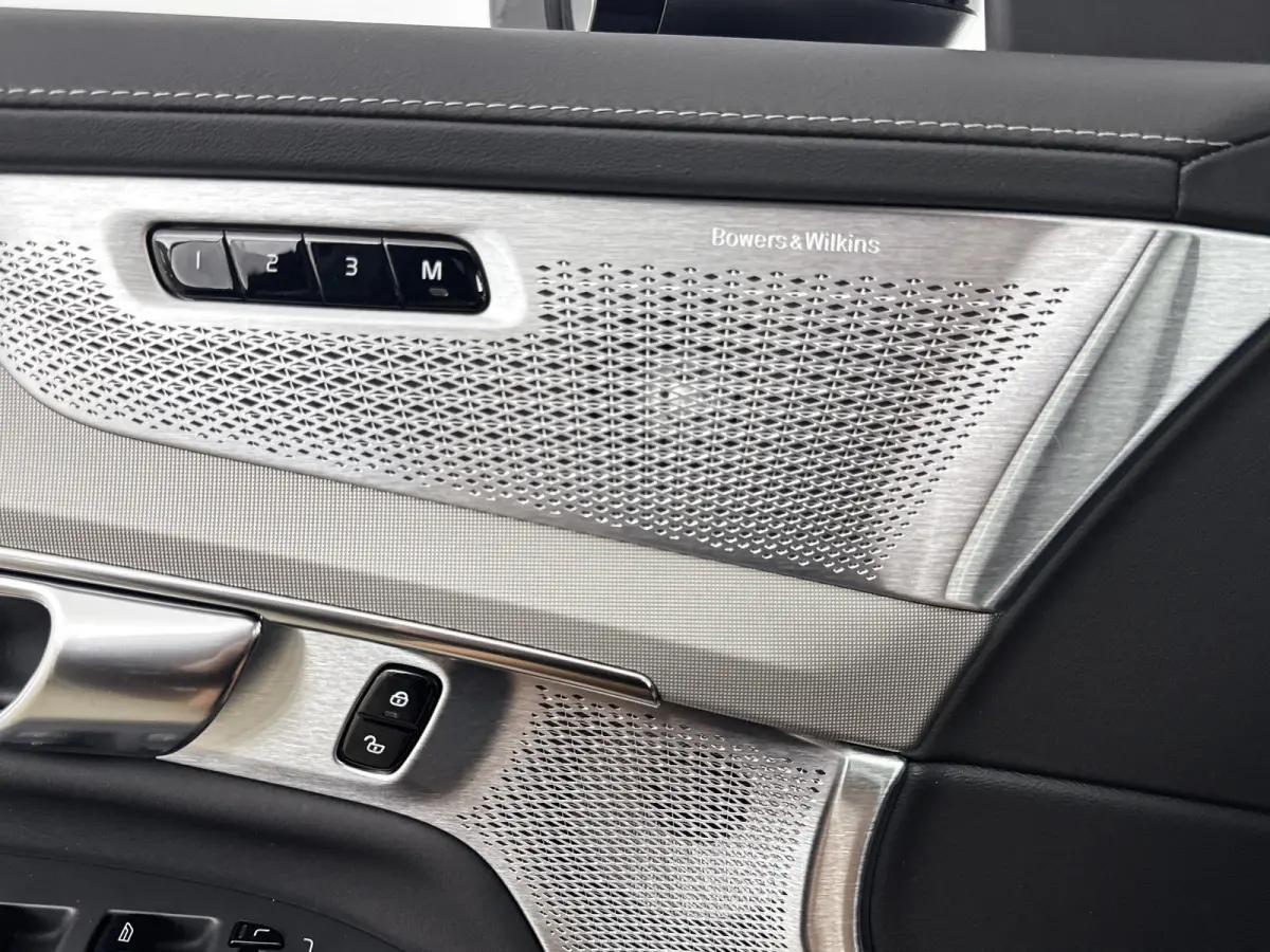 T8 Ultra Black Edition Executive | 22" | Gelaagd & Getint Glas | Geintegreerd kinderzitje | Luchtvering | Geventileerd Nappa | Bowers & Wilkins | Stoelmassage | Panoramadak | Head-Up | 360 C