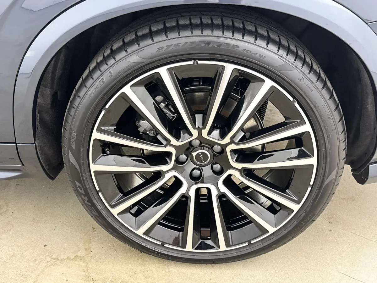 T8 Ultra Black Edition Executive | 22" | Gelaagd & Getint Glas | Geintegreerd kinderzitje | Luchtvering | Geventileerd Nappa | Bowers & Wilkins | Stoelmassage | Panoramadak | Head-Up | 360 C