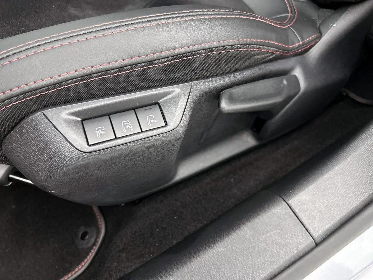 Blue Lease GT 130pk Automaat | Navigatie | Achteruitrijcamera | Full LED koplampen | Adaptieve Cruise Control | Keyless | Sportstoelen Leder/Alcantara verwarmd+massage | Climate Control | Pa