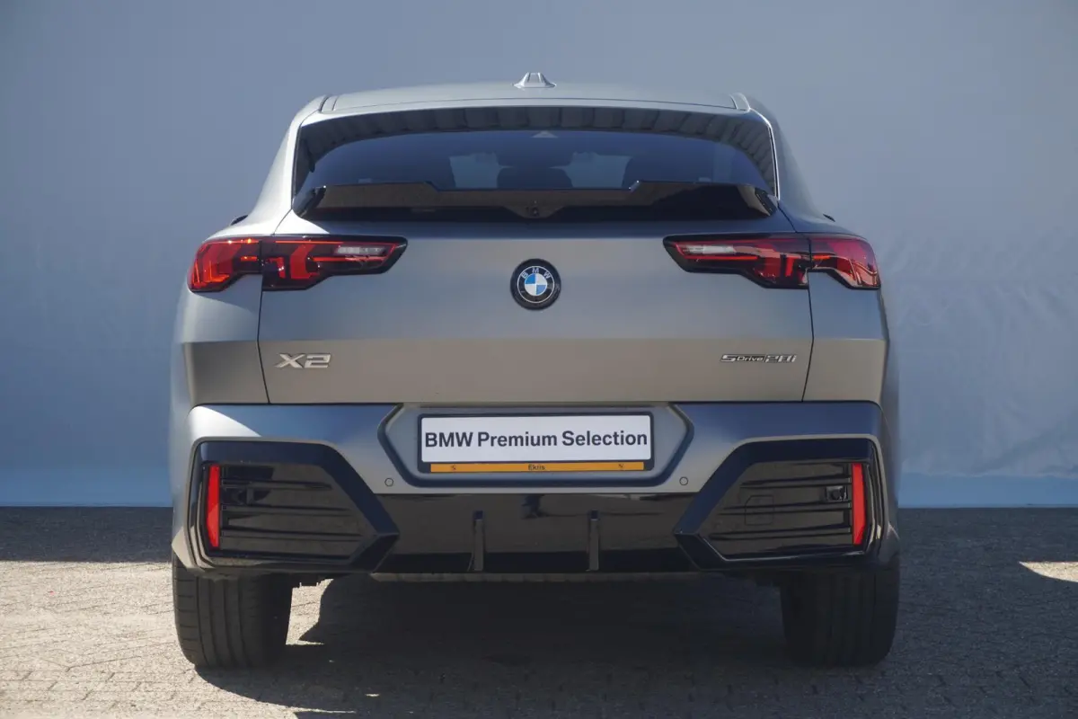 sDrive20i M Sport Pro | Individual Frozen Pure Grey | Harman Kardon | 19 Inch | Stoelverwarming | Camera | Comfort Access | Parkeersensoren voor en achter