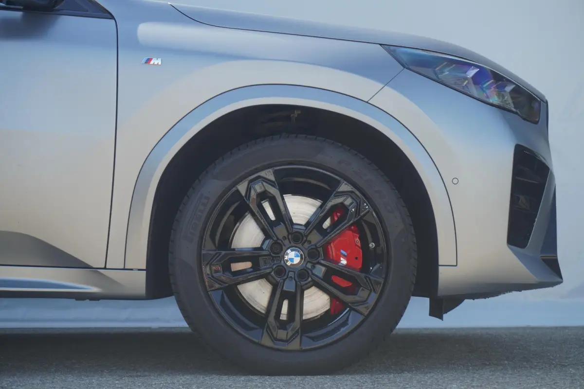 sDrive20i M Sport Pro | Individual Frozen Pure Grey | Harman Kardon | 19 Inch | Stoelverwarming | Camera | Comfort Access | Parkeersensoren voor en achter