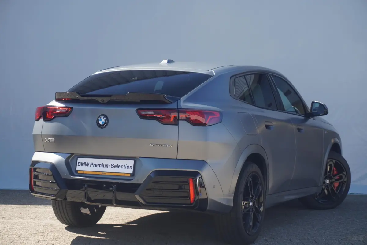sDrive20i M Sport Pro | Individual Frozen Pure Grey | Harman Kardon | 19 Inch | Stoelverwarming | Camera | Comfort Access | Parkeersensoren voor en achter