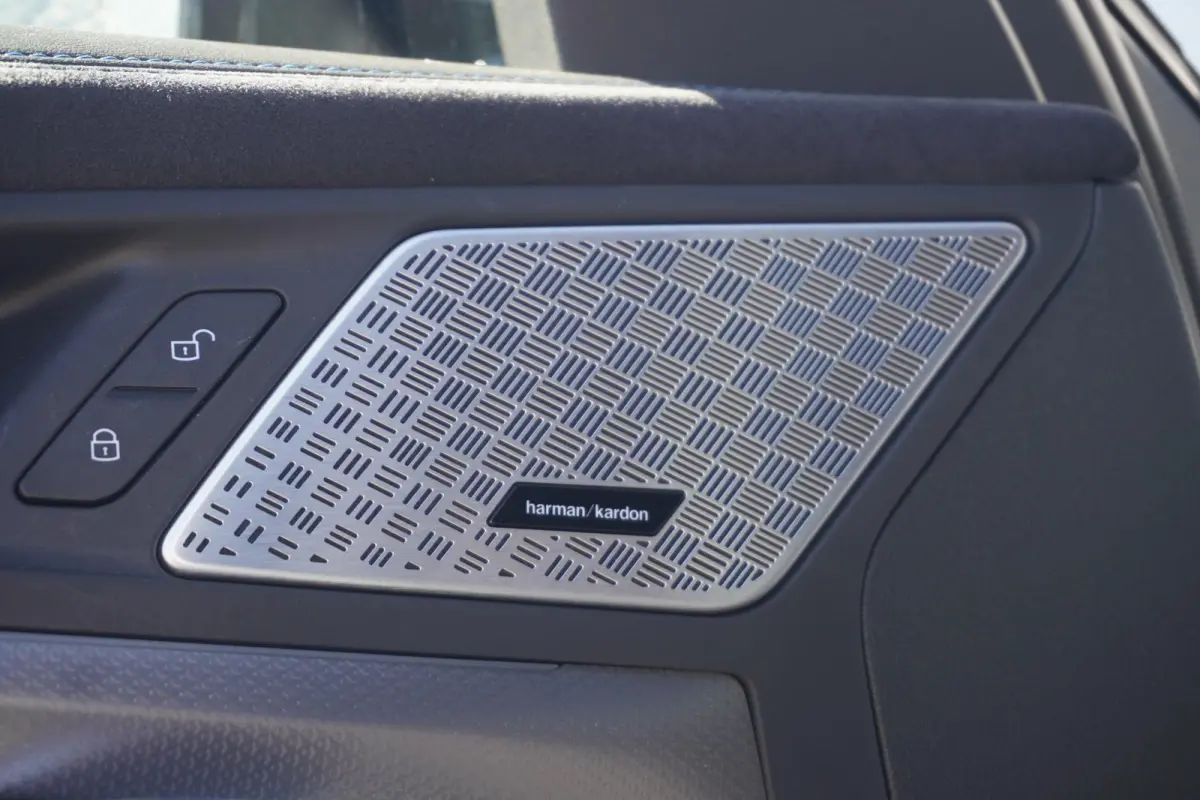 sDrive20i M Sport Pro | Individual Frozen Pure Grey | Harman Kardon | 19 Inch | Stoelverwarming | Camera | Comfort Access | Parkeersensoren voor en achter