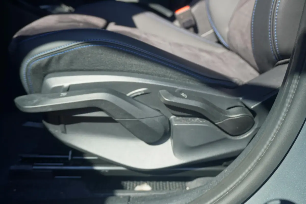 sDrive20i M Sport Pro | Individual Frozen Pure Grey | Harman Kardon | 19 Inch | Stoelverwarming | Camera | Comfort Access | Parkeersensoren voor en achter
