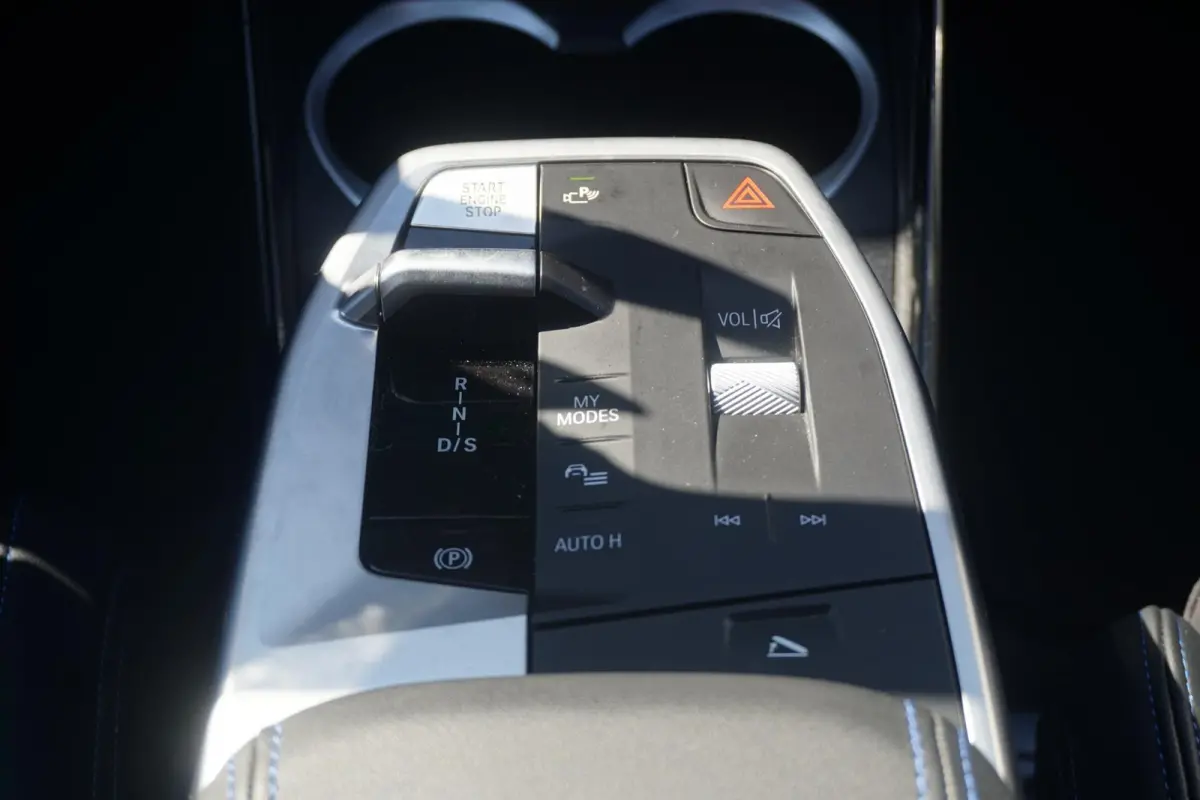 sDrive20i M Sport Pro | Individual Frozen Pure Grey | Harman Kardon | 19 Inch | Stoelverwarming | Camera | Comfort Access | Parkeersensoren voor en achter
