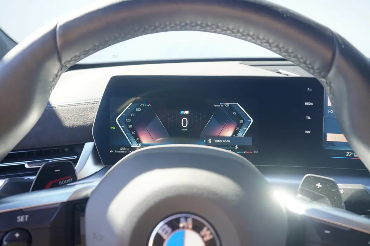 sDrive20i M Sport Pro | Individual Frozen Pure Grey | Harman Kardon | 19 Inch | Stoelverwarming | Camera | Comfort Access | Parkeersensoren voor en achter