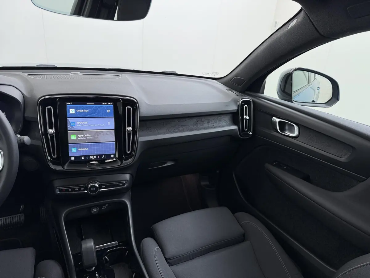 Recharge Core 70 kWh VAN:32.900,- VOOR:29.770,- UW HERFSTVOORDEEL:3.130,- SOH 95% | STOEL & STUUR VERWARMING | ACHTERUITRIJCAMERA | 12 MND BOVAG GARANTIE| PANO| VOLVO DEALER ONDERHOUDEN|