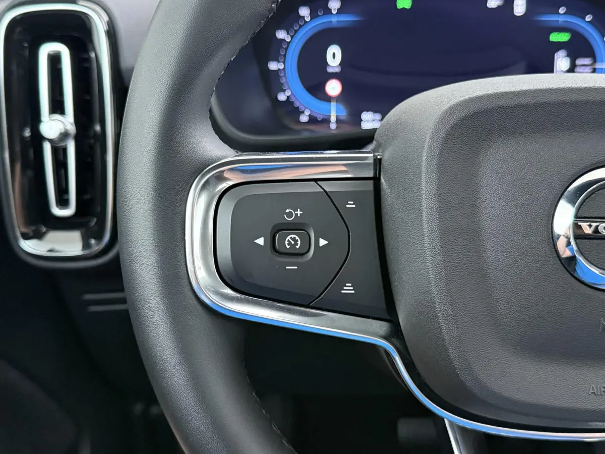 Recharge Core 70 kWh VAN:32.900,- VOOR:29.770,- UW HERFSTVOORDEEL:3.130,- SOH 95% | STOEL & STUUR VERWARMING | ACHTERUITRIJCAMERA | 12 MND BOVAG GARANTIE| PANO| VOLVO DEALER ONDERHOUDEN|