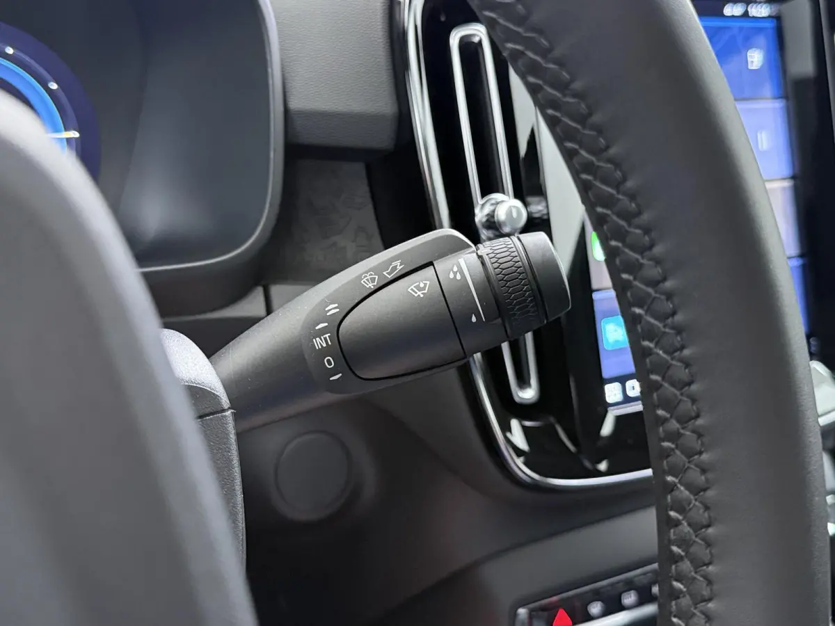 Recharge Core 70 kWh VAN:32.900,- VOOR:29.770,- UW HERFSTVOORDEEL:3.130,- SOH 95% | STOEL & STUUR VERWARMING | ACHTERUITRIJCAMERA | 12 MND BOVAG GARANTIE| PANO| VOLVO DEALER ONDERHOUDEN|