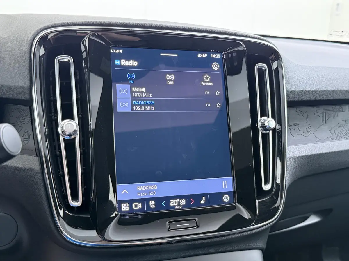 Recharge Core 70 kWh VAN:32.900,- VOOR:29.770,- UW HERFSTVOORDEEL:3.130,- SOH 95% | STOEL & STUUR VERWARMING | ACHTERUITRIJCAMERA | 12 MND BOVAG GARANTIE| PANO| VOLVO DEALER ONDERHOUDEN|