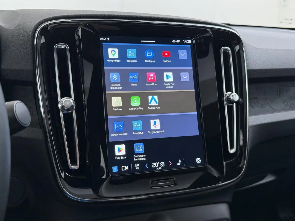 Recharge Core 70 kWh VAN:32.900,- VOOR:29.770,- UW HERFSTVOORDEEL:3.130,- SOH 95% | STOEL & STUUR VERWARMING | ACHTERUITRIJCAMERA | 12 MND BOVAG GARANTIE| PANO| VOLVO DEALER ONDERHOUDEN|