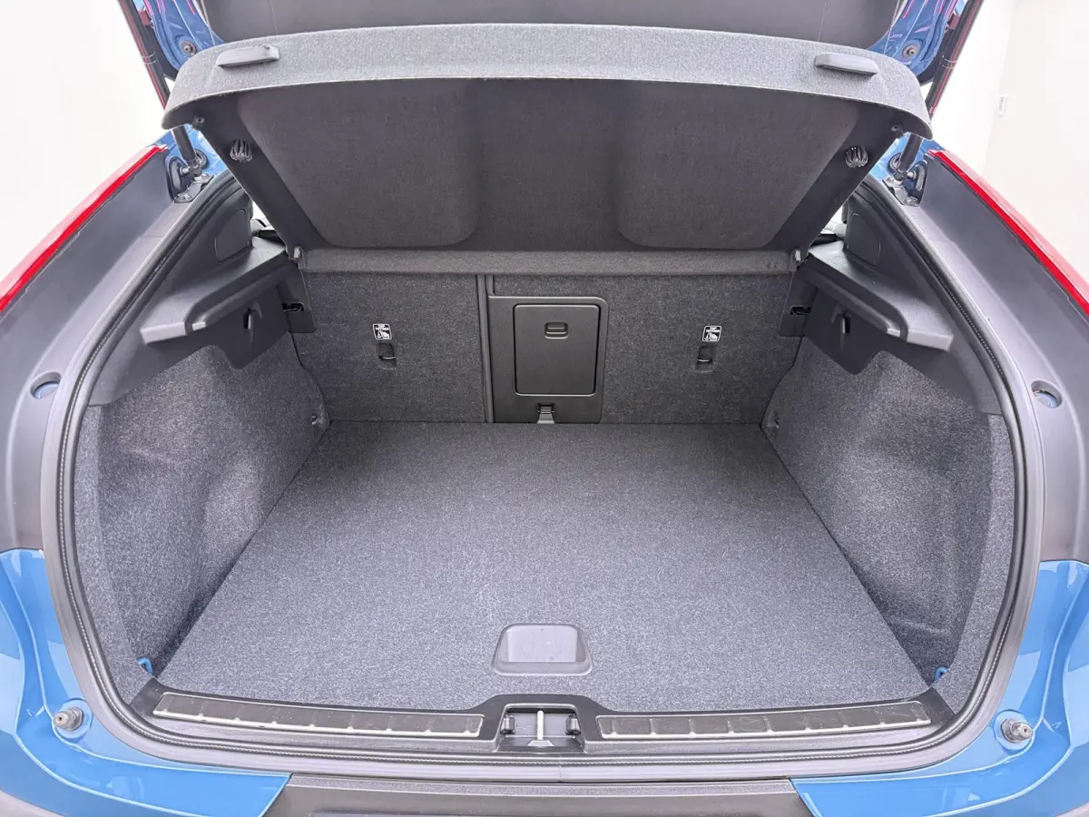 Recharge Core 70 kWh VAN:32.900,- VOOR:29.770,- UW HERFSTVOORDEEL:3.130,- SOH 95% | STOEL & STUUR VERWARMING | ACHTERUITRIJCAMERA | 12 MND BOVAG GARANTIE| PANO| VOLVO DEALER ONDERHOUDEN|