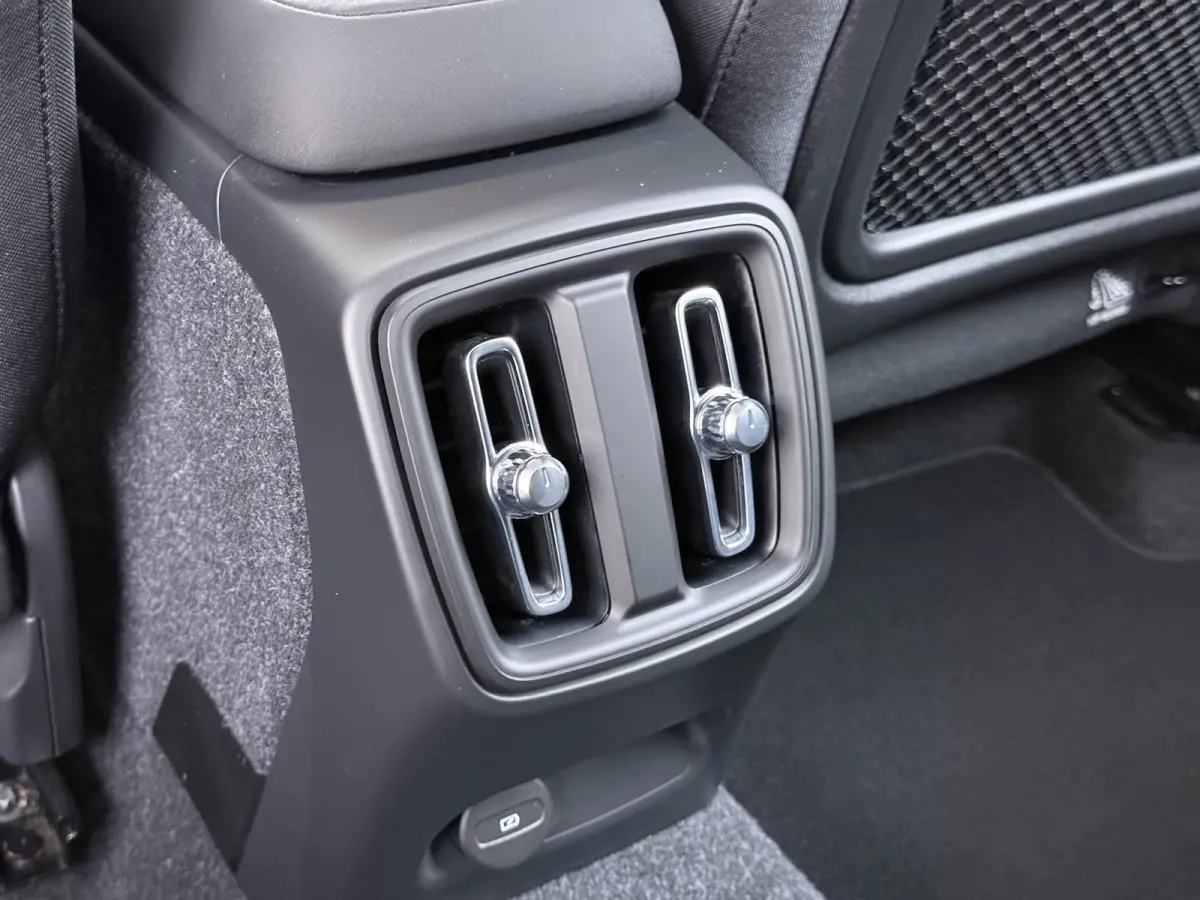 Recharge Core 70 kWh VAN:32.900,- VOOR:29.770,- UW HERFSTVOORDEEL:3.130,- SOH 95% | STOEL & STUUR VERWARMING | ACHTERUITRIJCAMERA | 12 MND BOVAG GARANTIE| PANO| VOLVO DEALER ONDERHOUDEN|