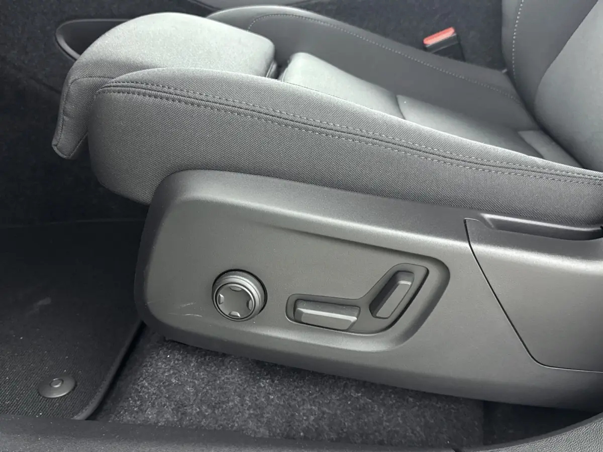 Single Motor Plus Black Edition Europa 70 kWh | Achterbank verwarmd | Achteruitrijcamera | Apple Carplay/Android Auto|telefoonintegratie premium
