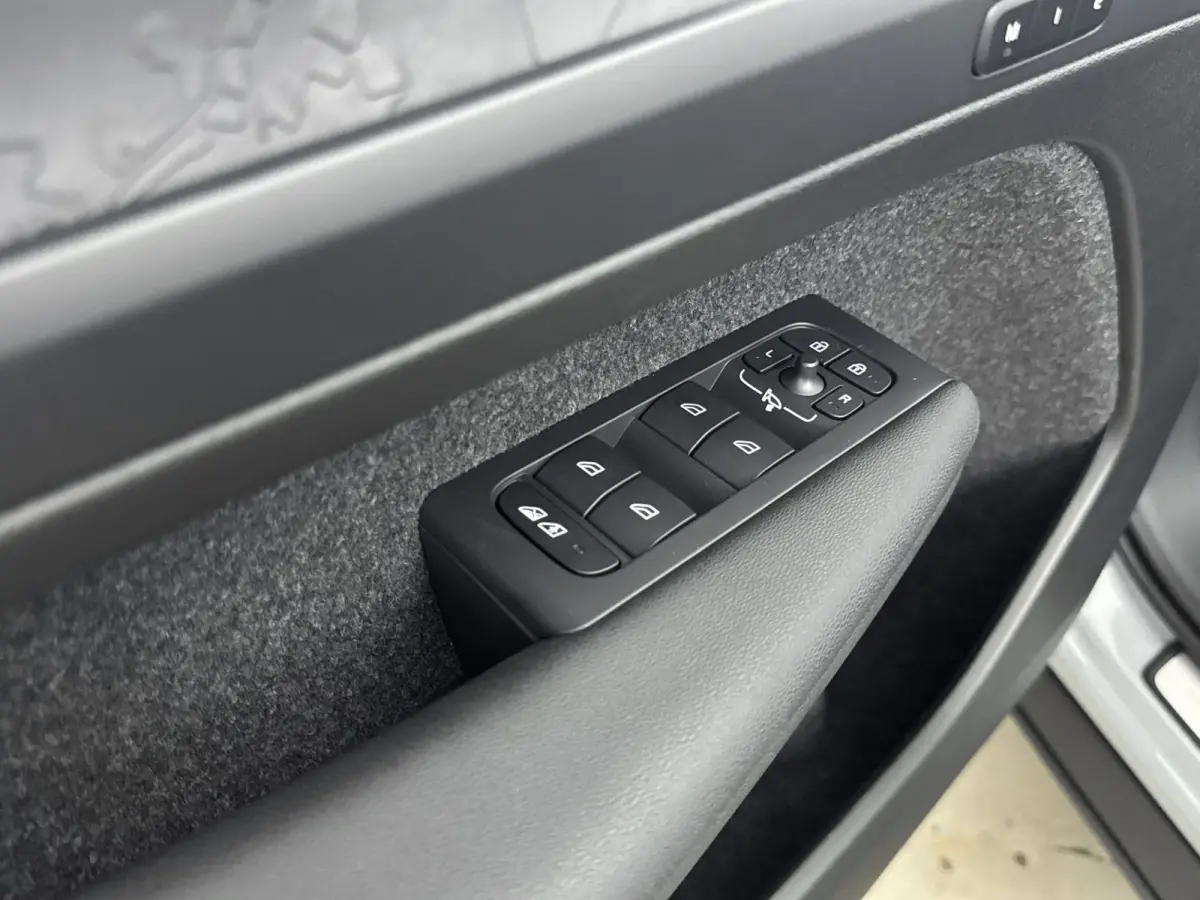 Single Motor Plus Black Edition Europa 70 kWh | Achterbank verwarmd | Achteruitrijcamera | Apple Carplay/Android Auto|telefoonintegratie premium