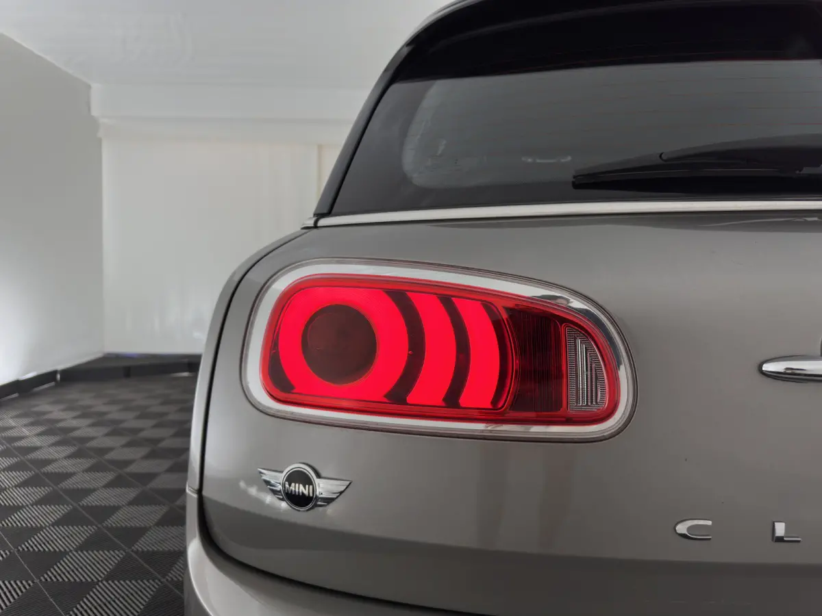 2.0 Cooper D Serious Business Aut. *LEATHER-FABRIC | FULL-LED | HARMAN/KARDON | SPORTSEATS | KEYLESS | NAVI-FULLMAP | ECC | PDC | CRUISE | AMBIENTLIGHT | 17''ALU*