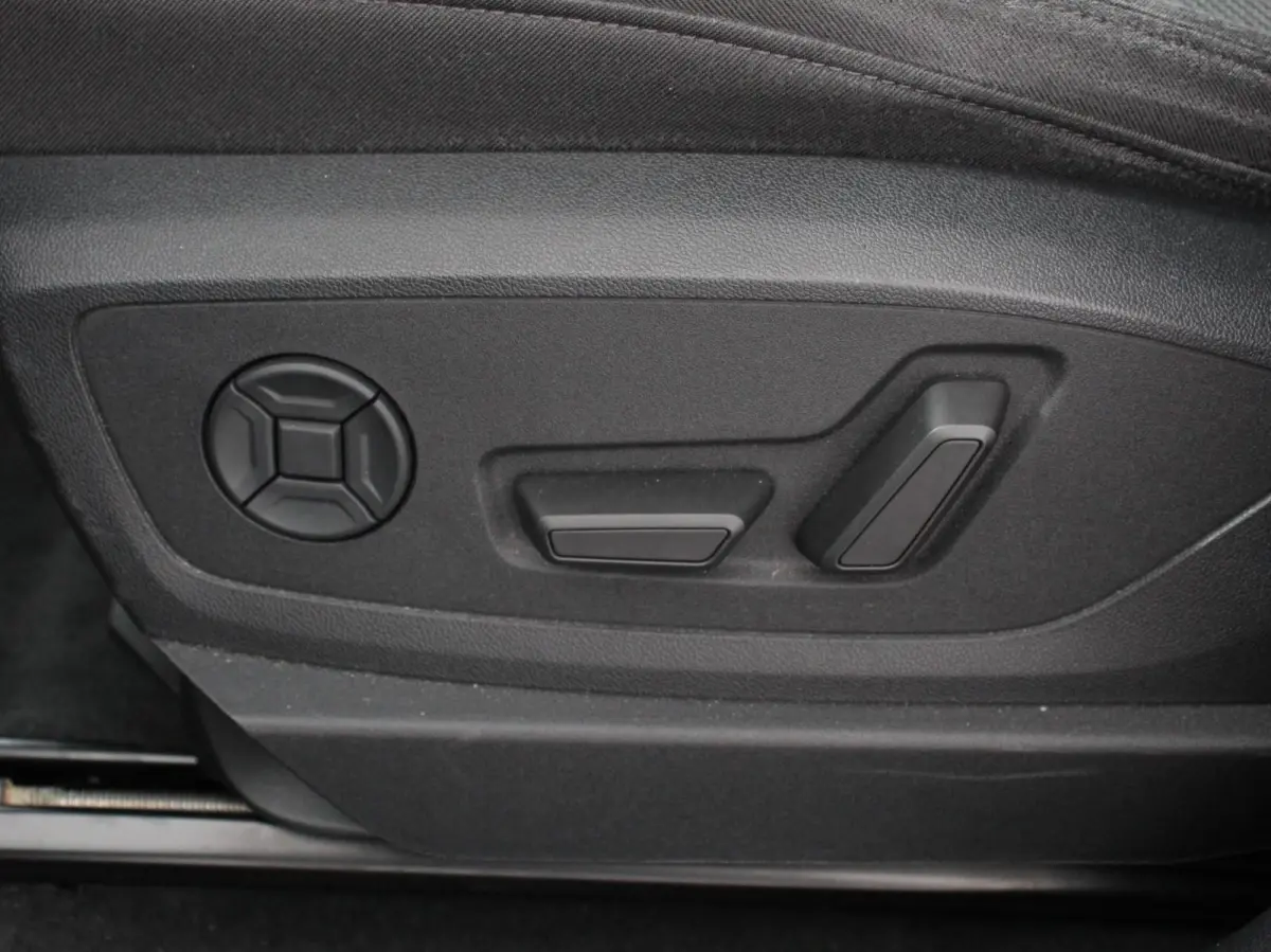 e-tron 50 quattro Launch edition SOH 92,9% Navigatie Climate Control Parkeer Sensoren Lichtmetalen velgen