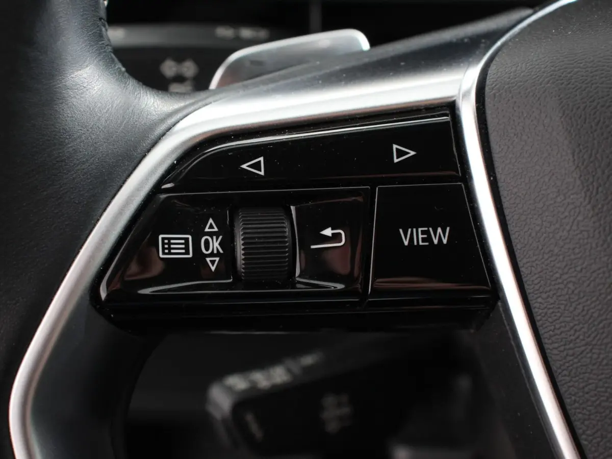 e-tron 50 quattro Launch edition SOH 92,9% Navigatie Climate Control Parkeer Sensoren Lichtmetalen velgen