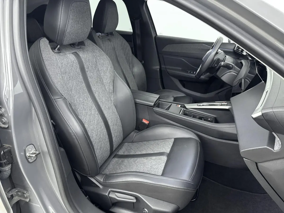 180 pk Plug-in HYbrid Allure Pack Automaat | Trekhaak | Navigatie | Camera | Carplay