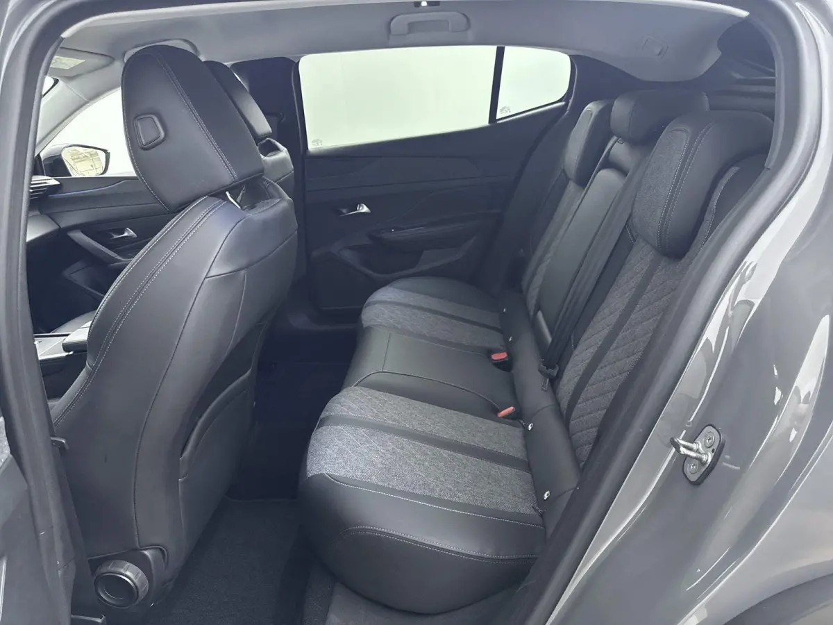 180 pk Plug-in HYbrid Allure Pack Automaat | Trekhaak | Navigatie | Camera | Carplay