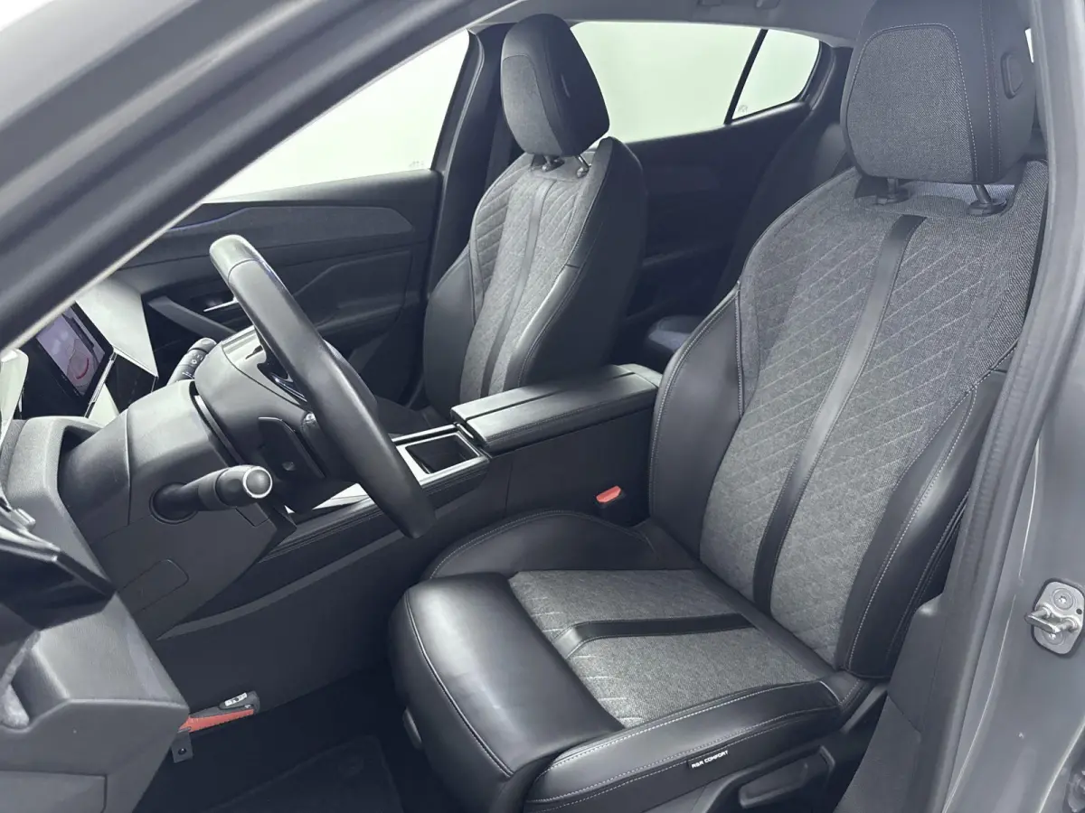 180 pk Plug-in HYbrid Allure Pack Automaat | Trekhaak | Navigatie | Camera | Carplay