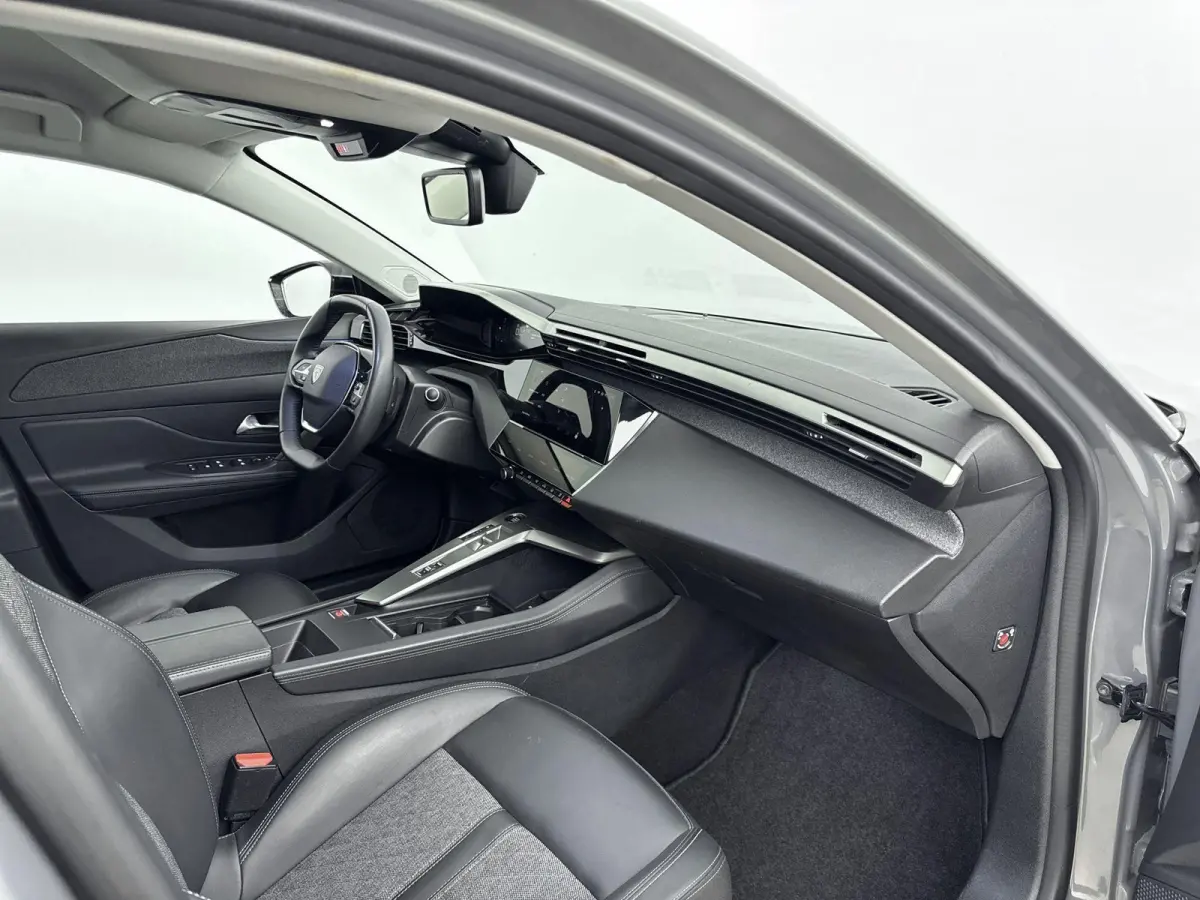 180 pk Plug-in HYbrid Allure Pack Automaat | Trekhaak | Navigatie | Camera | Carplay