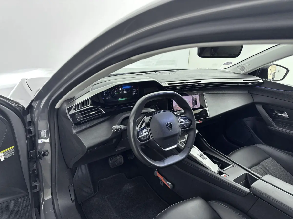 180 pk Plug-in HYbrid Allure Pack Automaat | Trekhaak | Navigatie | Camera | Carplay