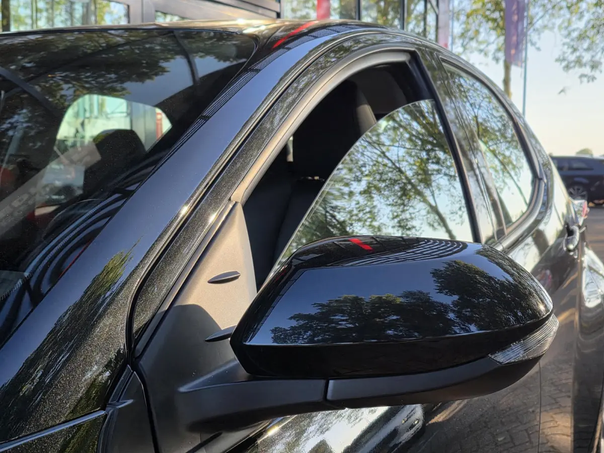 Toyota Yaris 1.5 | Navigatie via Apple Carplay | Stoel + stuurverwarming | Cruise Control | Parkeercamera | Licht metalen velgen