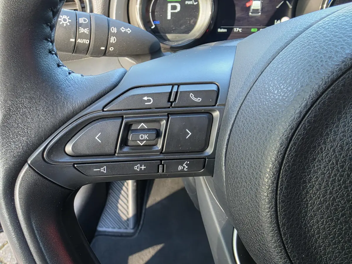 Toyota Yaris 1.5 | Navigatie via Apple Carplay | Stoel + stuurverwarming | Cruise Control | Parkeercamera | Licht metalen velgen