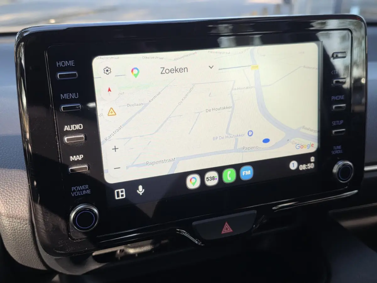 Toyota Yaris 1.5 | Navigatie via Apple Carplay | Stoel + stuurverwarming | Cruise Control | Parkeercamera | Licht metalen velgen