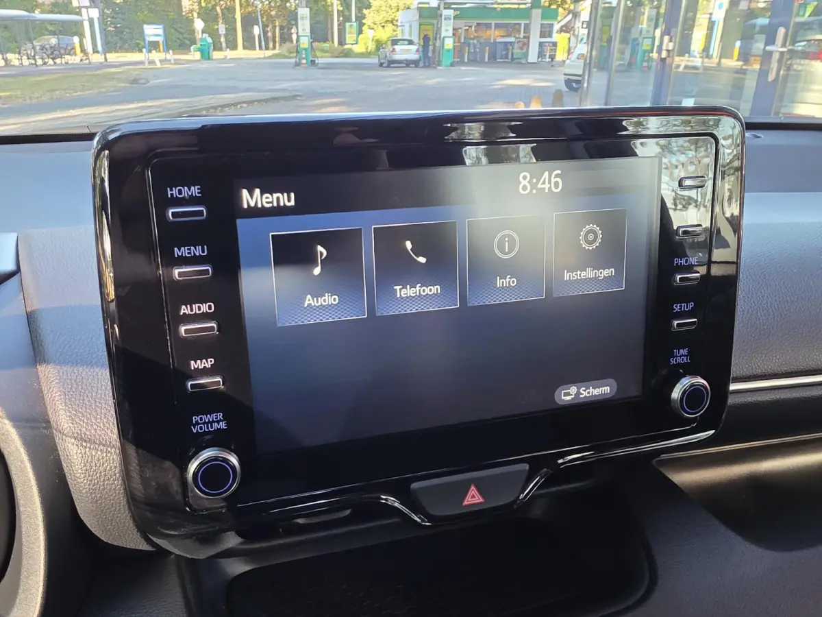 Toyota Yaris 1.5 | Navigatie via Apple Carplay | Stoel + stuurverwarming | Cruise Control | Parkeercamera | Licht metalen velgen