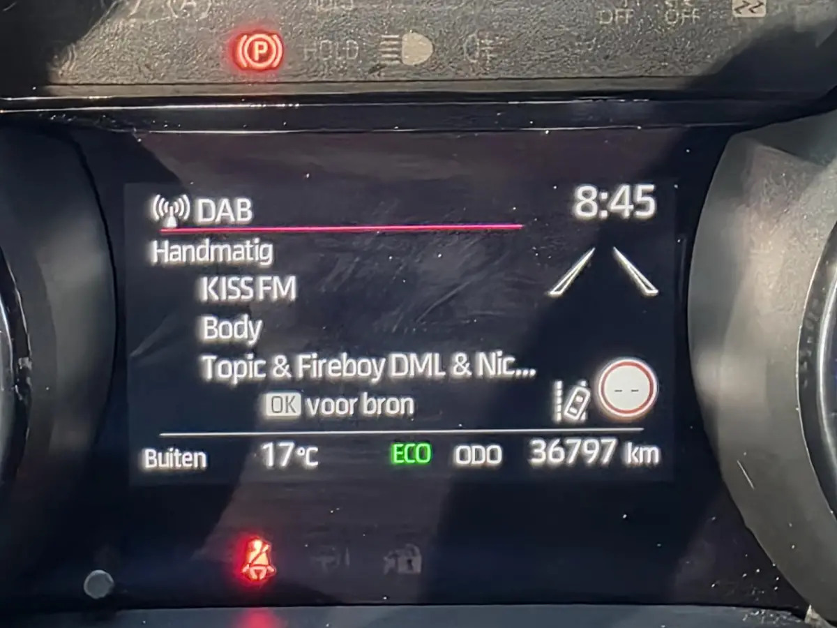 Toyota Yaris 1.5 | Navigatie via Apple Carplay | Stoel + stuurverwarming | Cruise Control | Parkeercamera | Licht metalen velgen