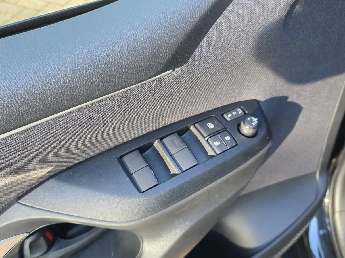 Toyota Yaris 1.5 | Navigatie via Apple Carplay | Stoel + stuurverwarming | Cruise Control | Parkeercamera | Licht metalen velgen