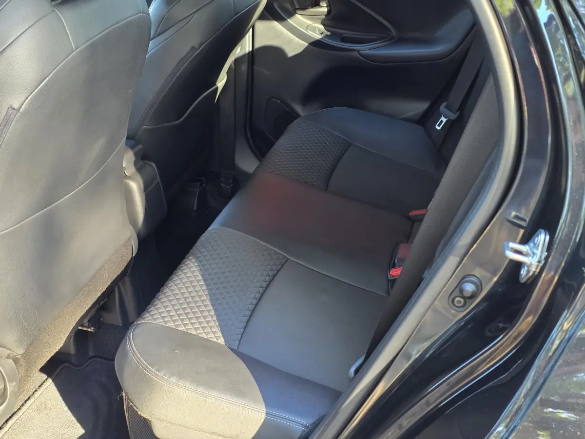 Toyota Yaris 1.5 | Navigatie via Apple Carplay | Stoel + stuurverwarming | Cruise Control | Parkeercamera | Licht metalen velgen