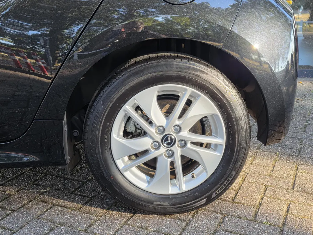 Toyota Yaris 1.5 | Navigatie via Apple Carplay | Stoel + stuurverwarming | Cruise Control | Parkeercamera | Licht metalen velgen