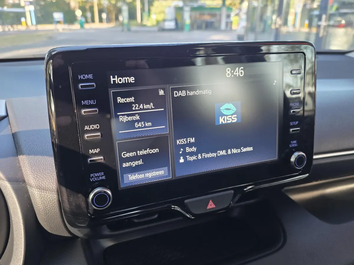 Toyota Yaris 1.5 | Navigatie via Apple Carplay | Stoel + stuurverwarming | Cruise Control | Parkeercamera | Licht metalen velgen