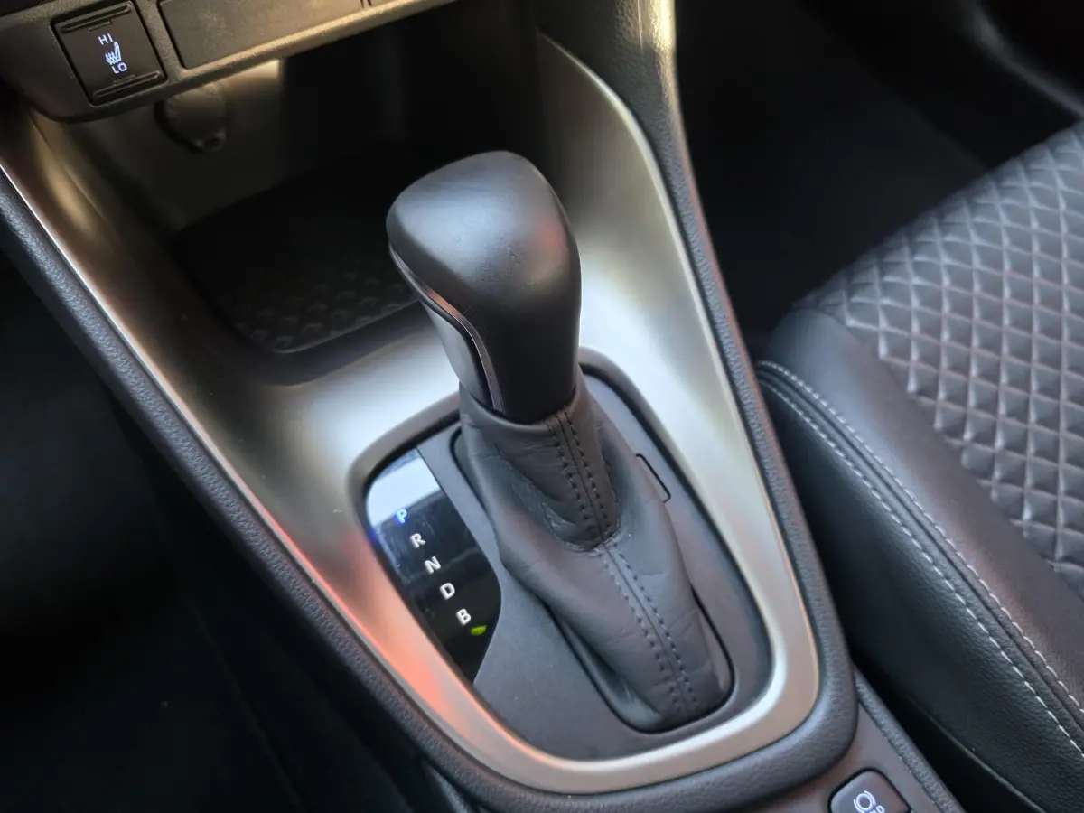 Toyota Yaris 1.5 | Navigatie via Apple Carplay | Stoel + stuurverwarming | Cruise Control | Parkeercamera | Licht metalen velgen