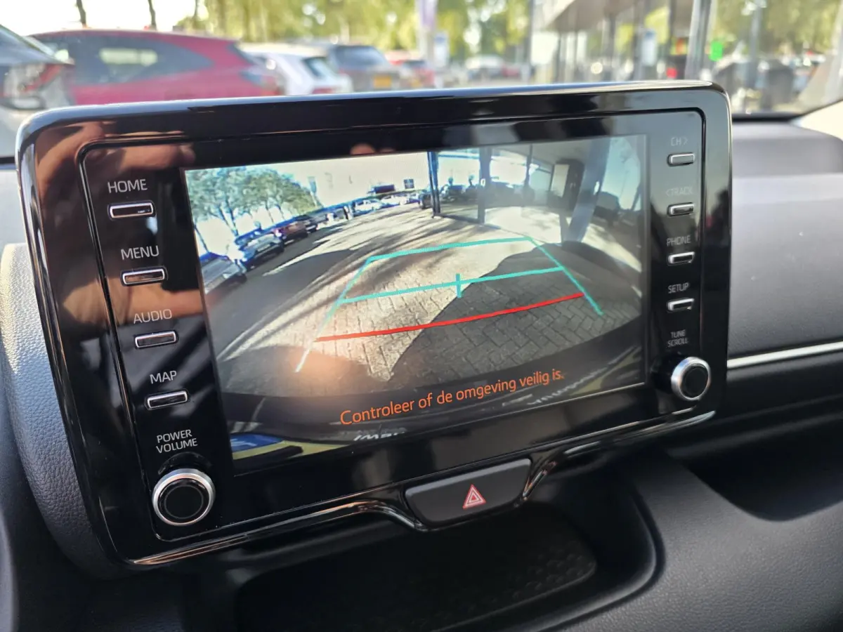 Toyota Yaris 1.5 | Navigatie via Apple Carplay | Stoel + stuurverwarming | Cruise Control | Parkeercamera | Licht metalen velgen
