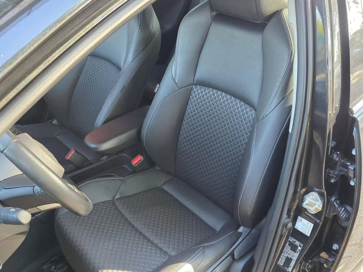 Toyota Yaris 1.5 | Navigatie via Apple Carplay | Stoel + stuurverwarming | Cruise Control | Parkeercamera | Licht metalen velgen