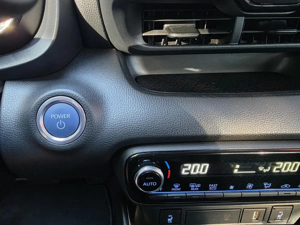Toyota Yaris 1.5 | Navigatie via Apple Carplay | Stoel + stuurverwarming | Cruise Control | Parkeercamera | Licht metalen velgen