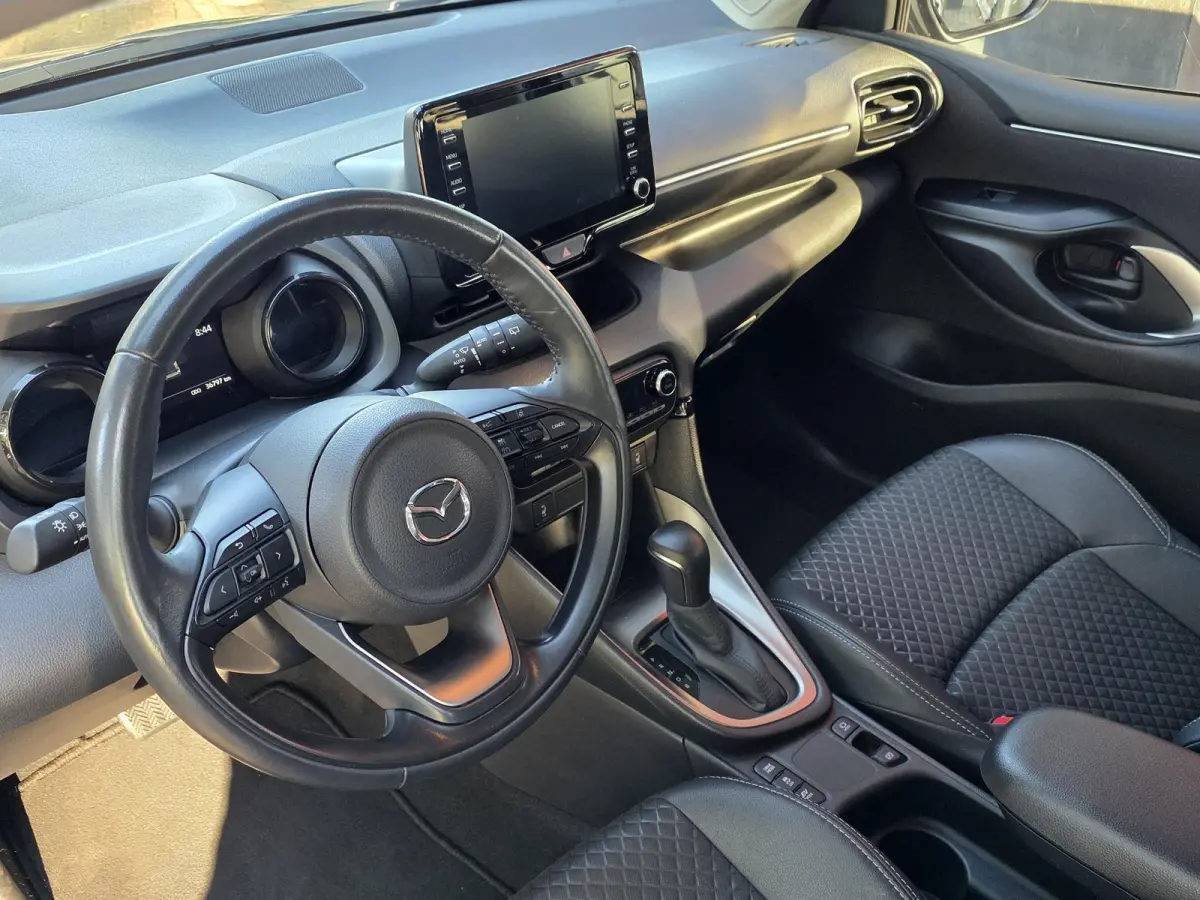 Toyota Yaris 1.5 | Navigatie via Apple Carplay | Stoel + stuurverwarming | Cruise Control | Parkeercamera | Licht metalen velgen