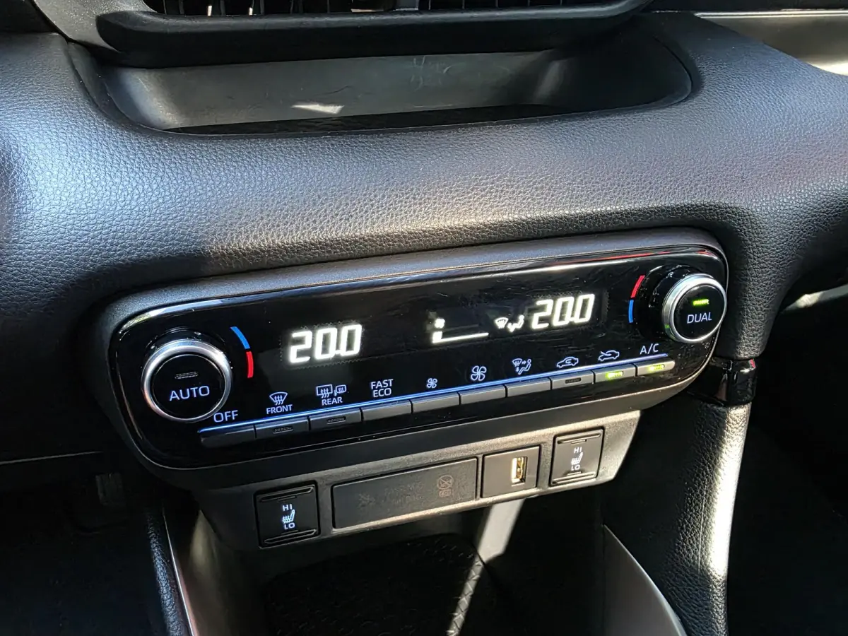Toyota Yaris 1.5 | Navigatie via Apple Carplay | Stoel + stuurverwarming | Cruise Control | Parkeercamera | Licht metalen velgen
