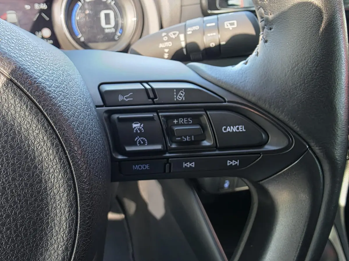 Toyota Yaris 1.5 | Navigatie via Apple Carplay | Stoel + stuurverwarming | Cruise Control | Parkeercamera | Licht metalen velgen