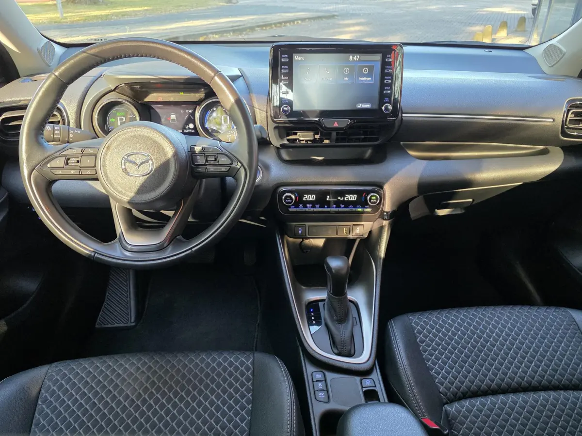 Toyota Yaris 1.5 | Navigatie via Apple Carplay | Stoel + stuurverwarming | Cruise Control | Parkeercamera | Licht metalen velgen