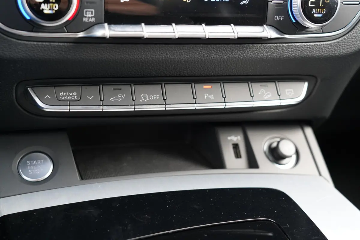 55 TFSI e S edition | SOH 98% | Head-Up | Matrix LED | Adaptieve cruise control | 2 x S-Line | Ambiance verlichting | Parkeercamera | Stoelverwarming | 3-zone climate control | Keyless | Stu