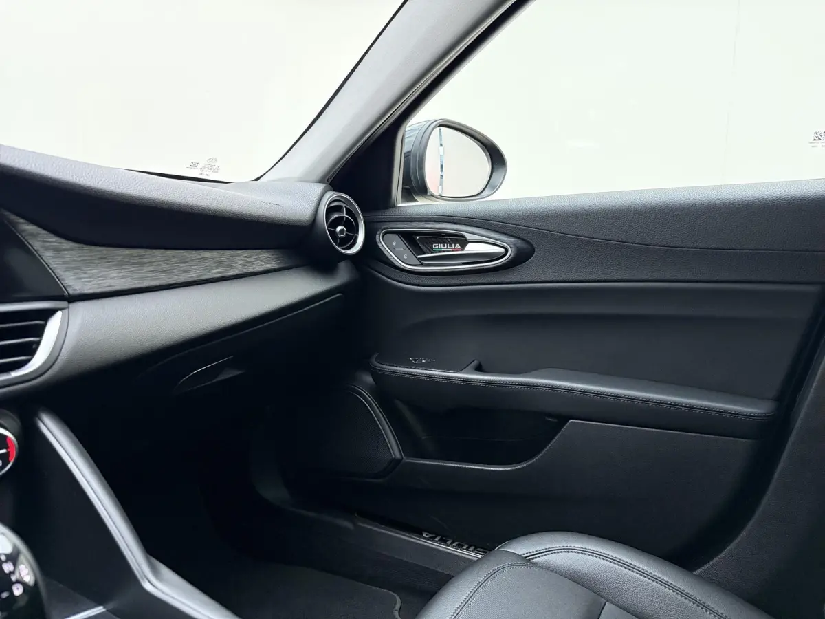 2.0T | automaat | Climate control | Navigatie | Half-Leder | LMV | Parkeer sensoren | Xenon |