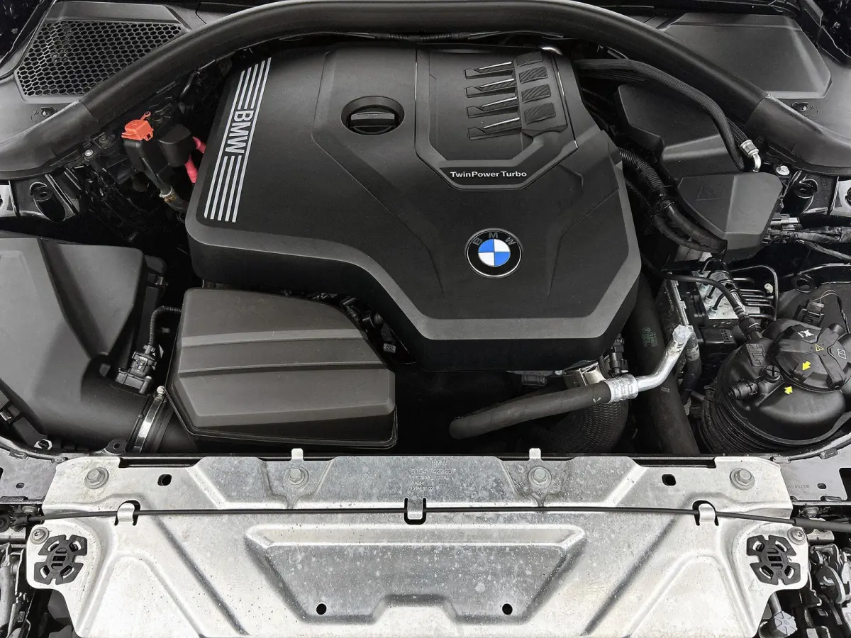 318i Executive Edition | M-SPORT | PANORAMADAK | APPLE CARPLAY - ANDROID AUTO | ELEKTRISCHE KOFFERKLEP | NAVIGATIE | CLIMATE CONTROL | CRUISE CONTROL | PARKEERSENSOREN |