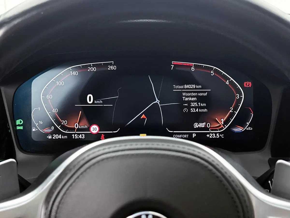 318i Executive Edition | M-SPORT | PANORAMADAK | APPLE CARPLAY - ANDROID AUTO | ELEKTRISCHE KOFFERKLEP | NAVIGATIE | CLIMATE CONTROL | CRUISE CONTROL | PARKEERSENSOREN |