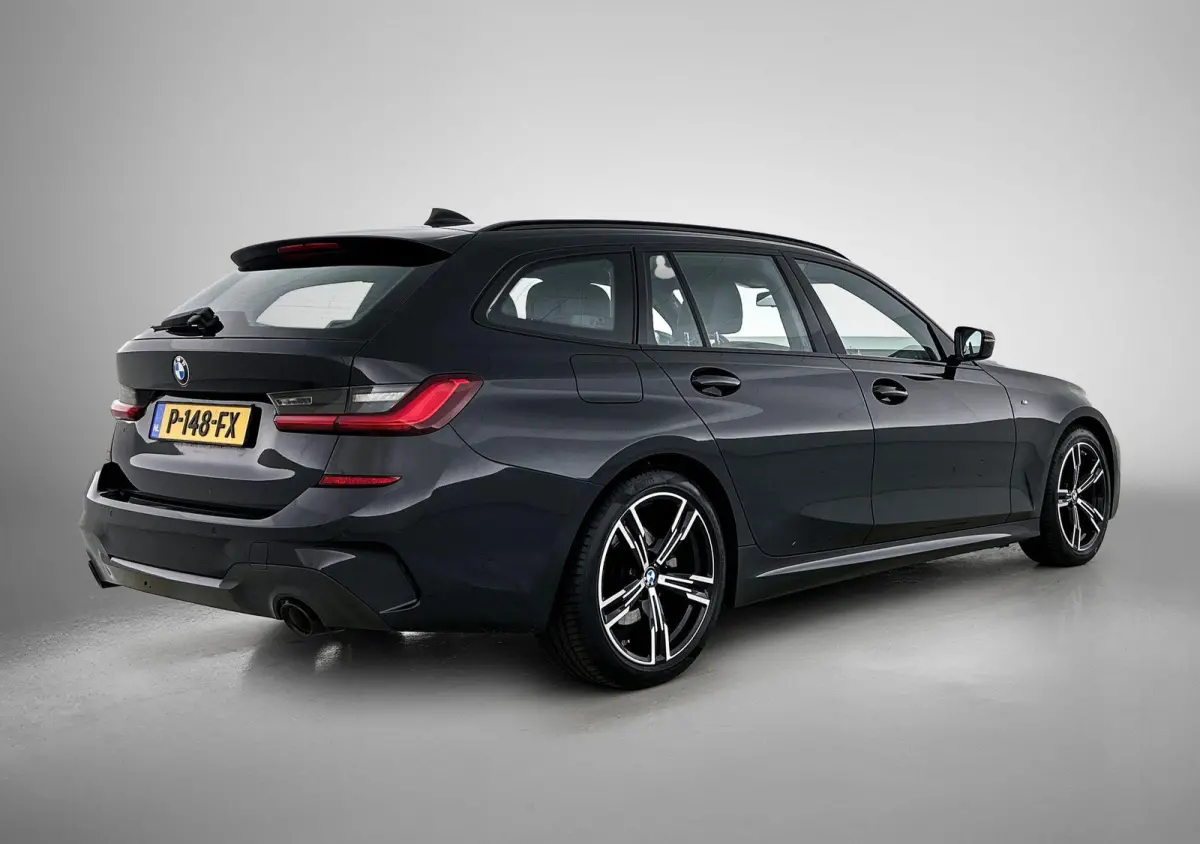 318i Executive Edition | M-SPORT | PANORAMADAK | APPLE CARPLAY - ANDROID AUTO | ELEKTRISCHE KOFFERKLEP | NAVIGATIE | CLIMATE CONTROL | CRUISE CONTROL | PARKEERSENSOREN |
