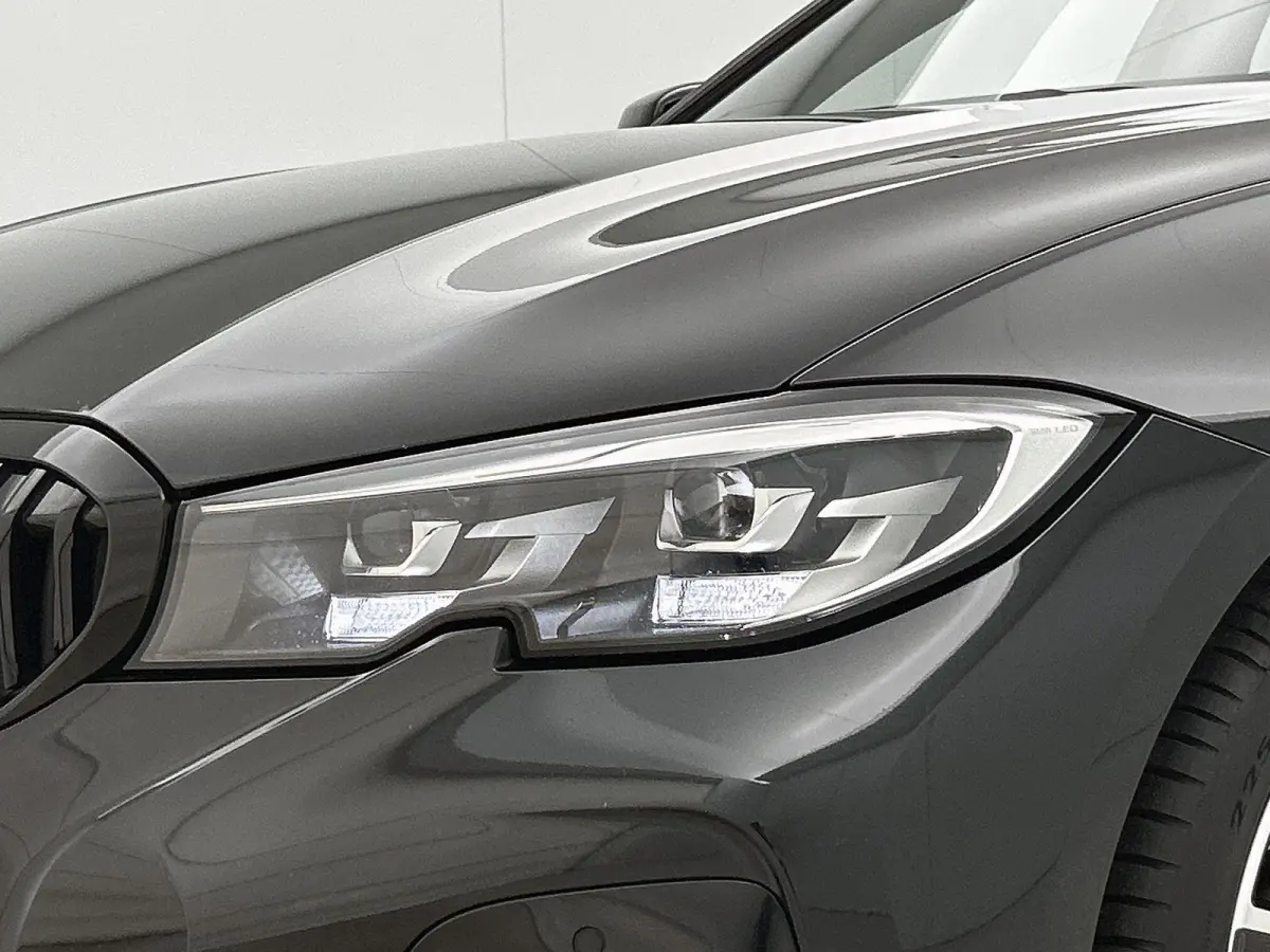 318i Executive Edition | M-SPORT | PANORAMADAK | APPLE CARPLAY - ANDROID AUTO | ELEKTRISCHE KOFFERKLEP | NAVIGATIE | CLIMATE CONTROL | CRUISE CONTROL | PARKEERSENSOREN |